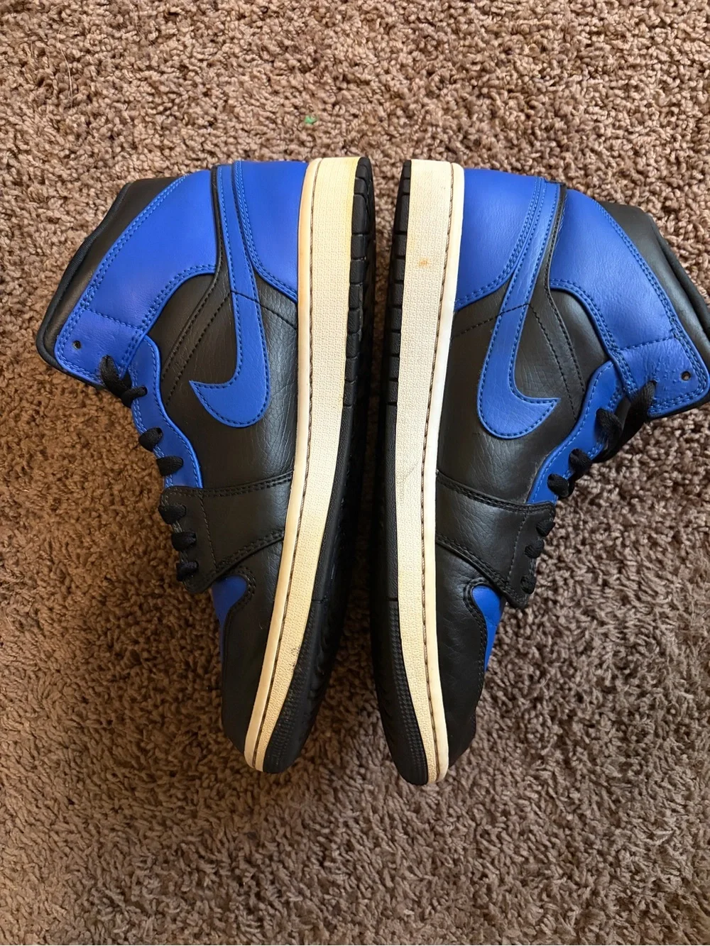 Jordan 1 mid hyper royal